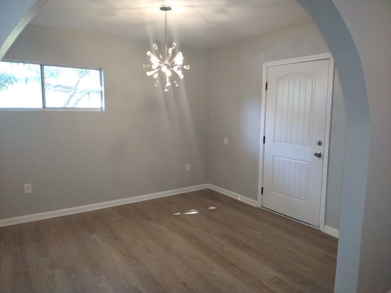 1047 Poinsettia - Photo 3 of 22