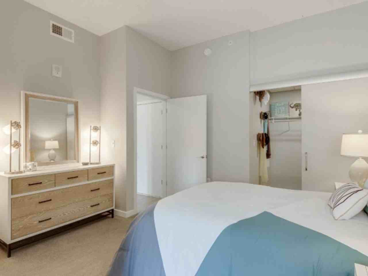 500 Park Avenue - Photo 6 of 50