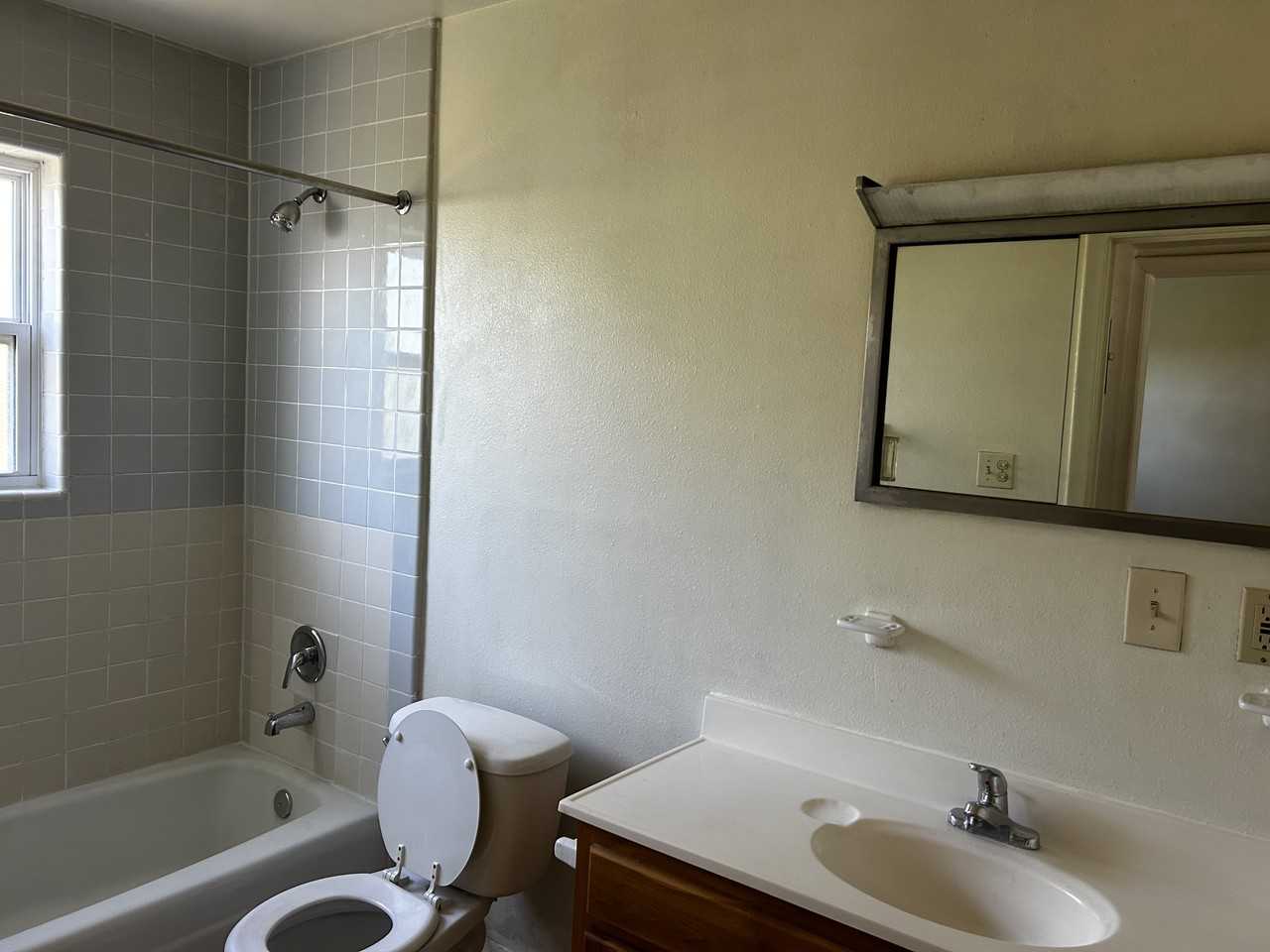 519 Warren St #G - Photo 6 of 12