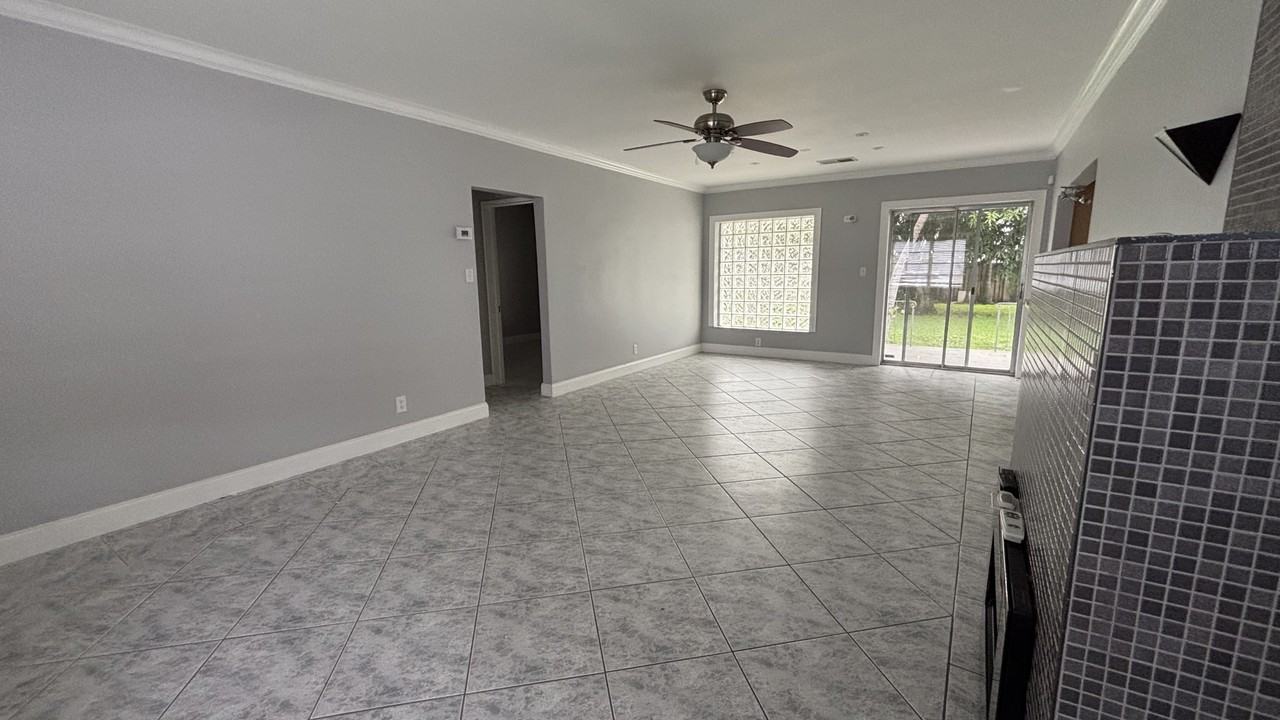 308 Ne 1st St #NA - Photo 4 of 15