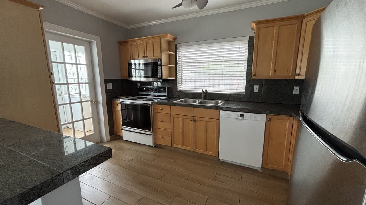 308 Ne 1st St #NA - Photo 7 of 15