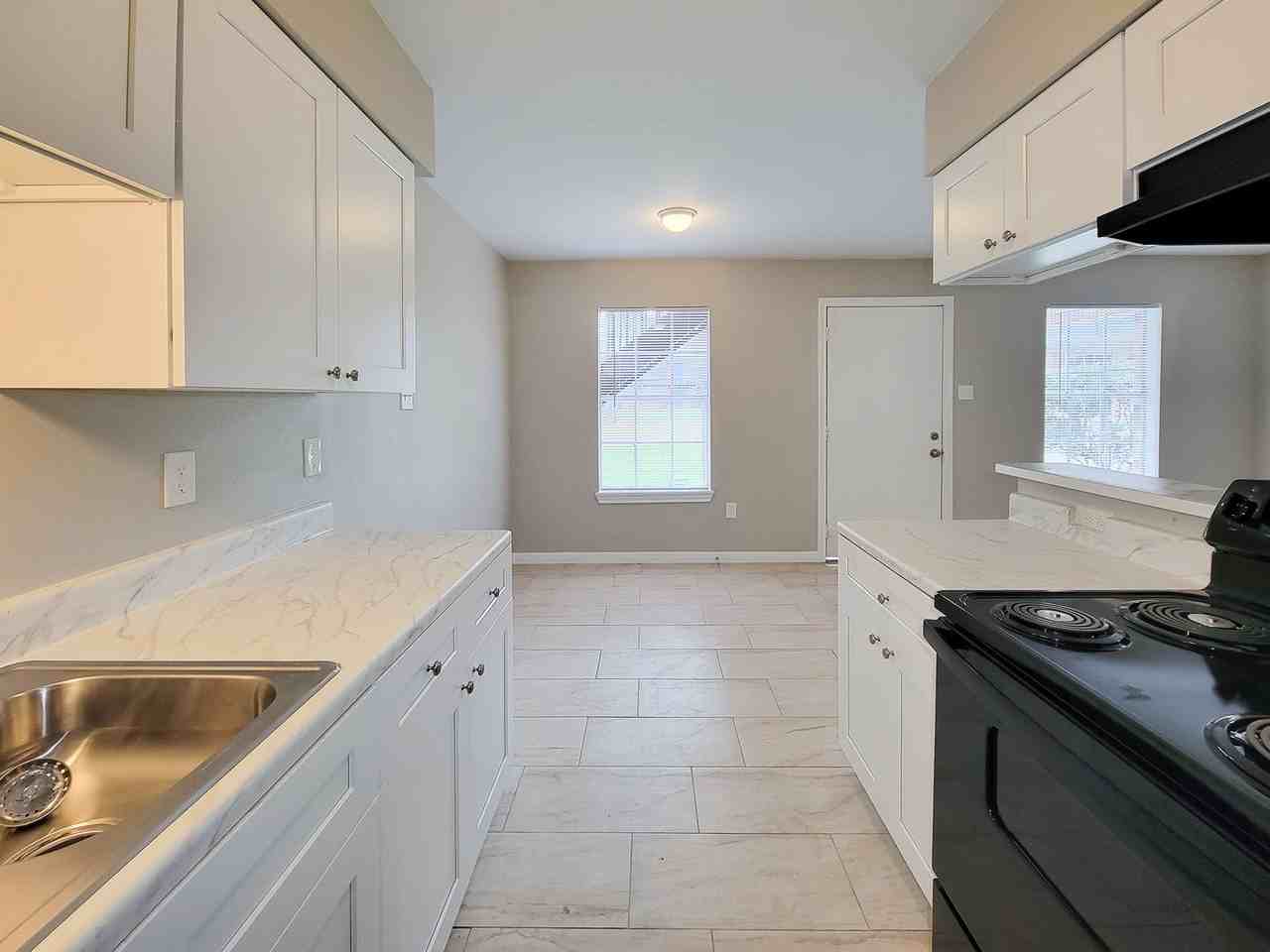 COURTYARD PARK APARTMENTS - Photo 7 of 41