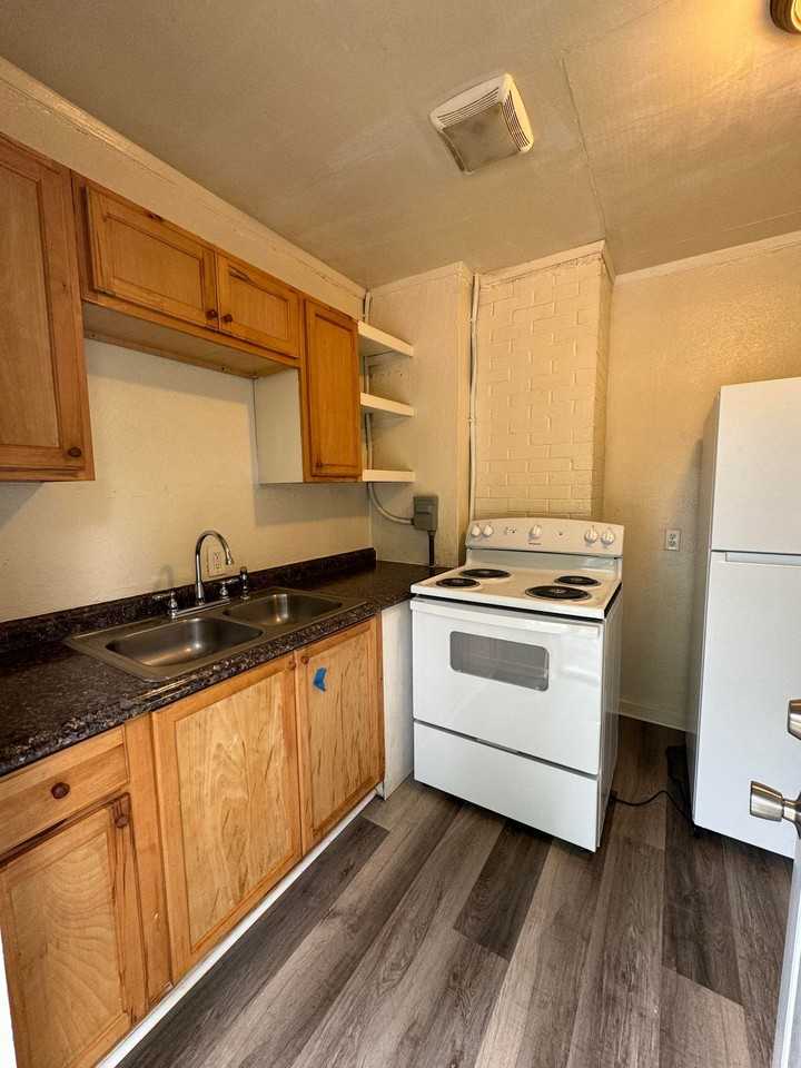 Hillcrest Apartments - Photo 2 of 9