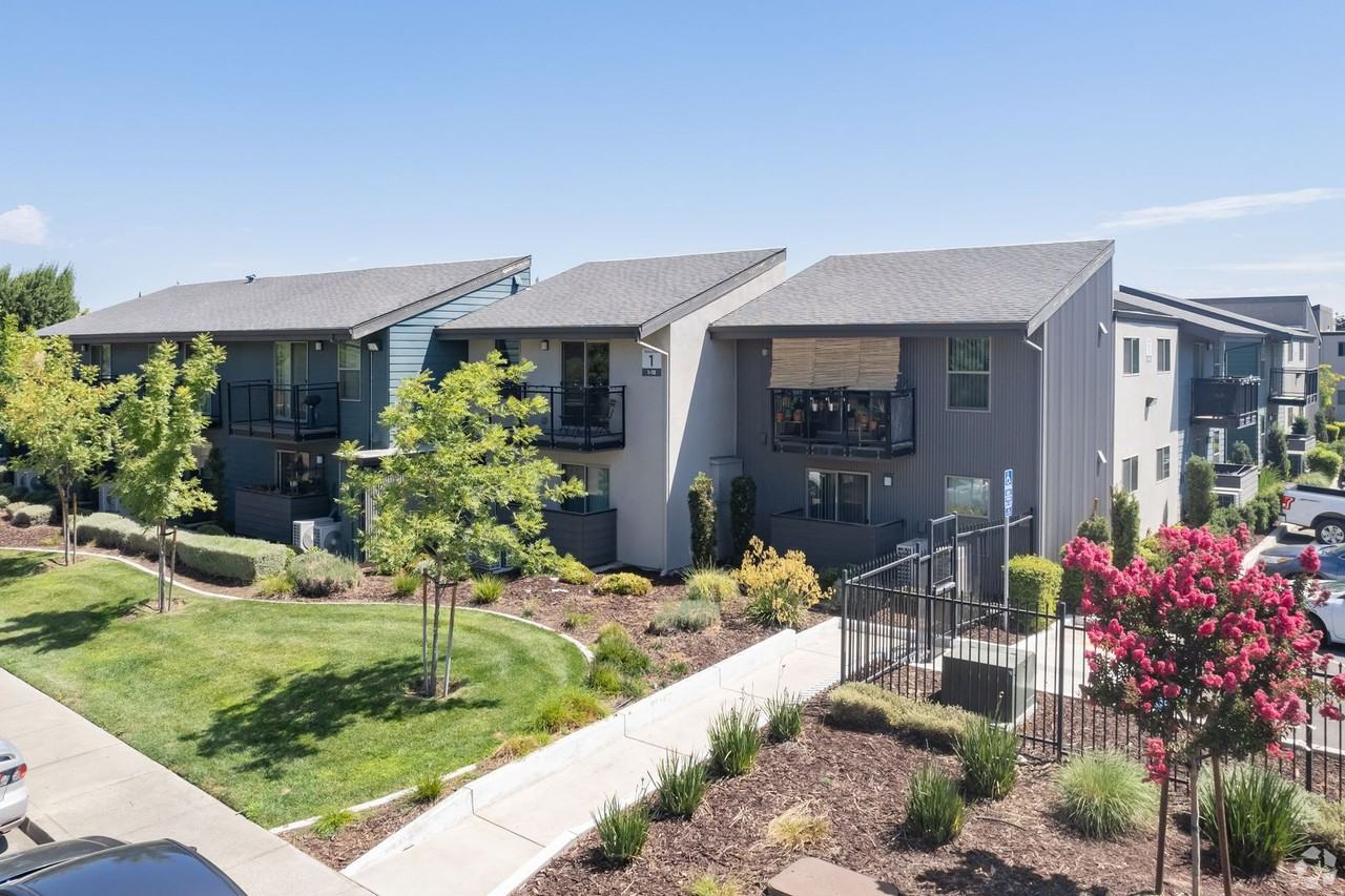 Welcome to The Landmark Apartments—Your New Home Awaits - Photo 3 of 18