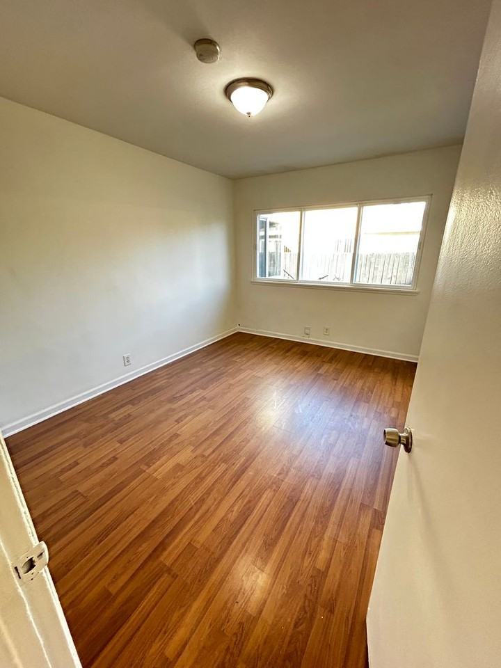 10231 Darby Ave - Photo 6 of 28