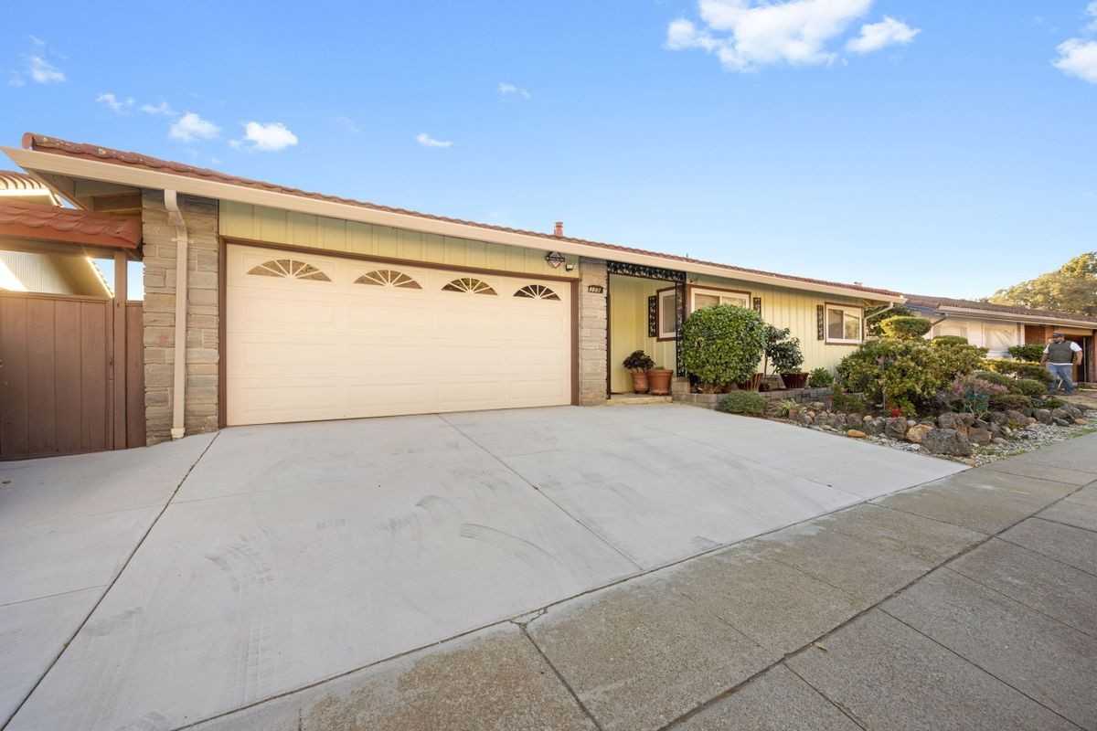 389 Crestmont Dr - Photo 3 of 18