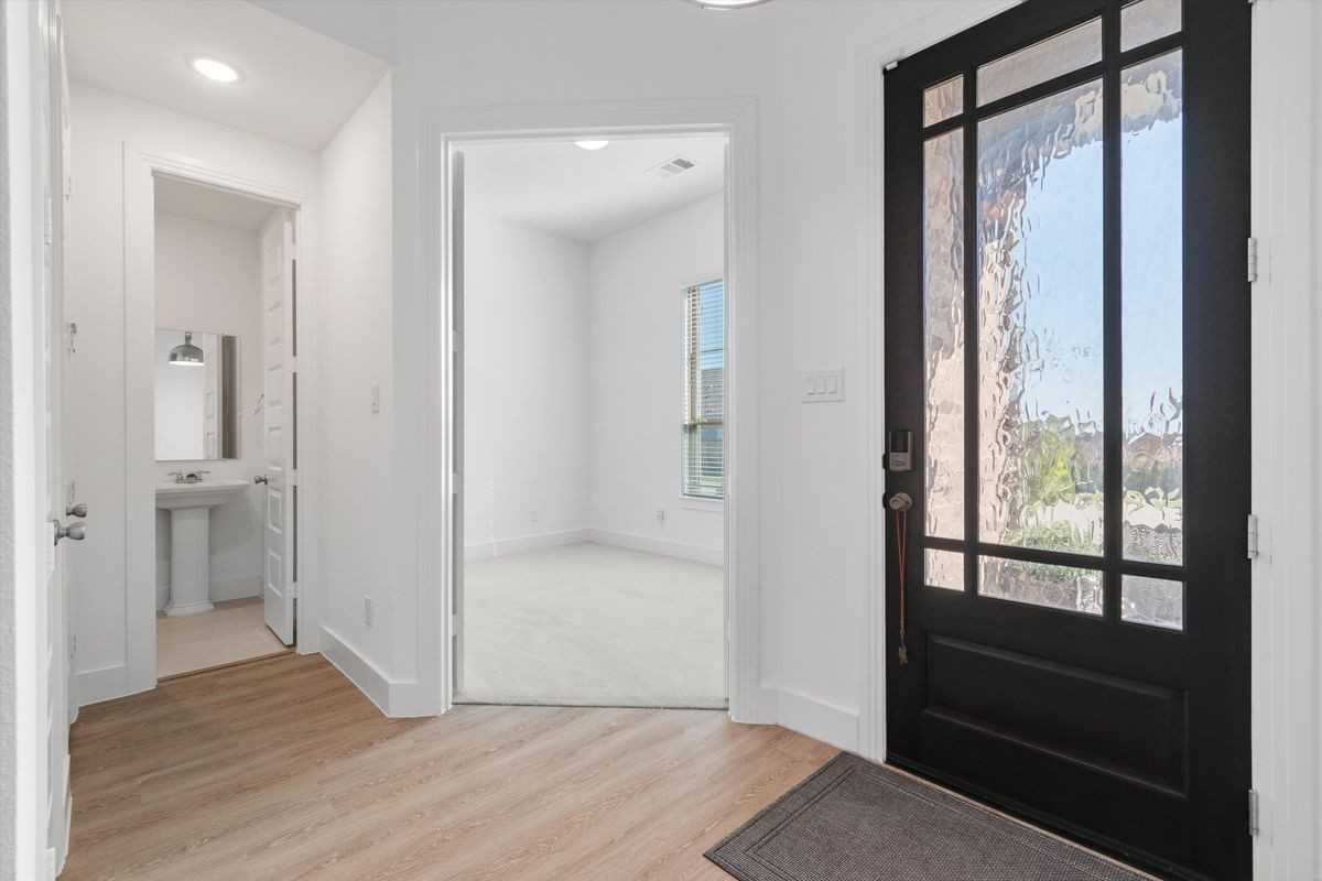 4005 Crossroads Ct - Photo 3 of 20