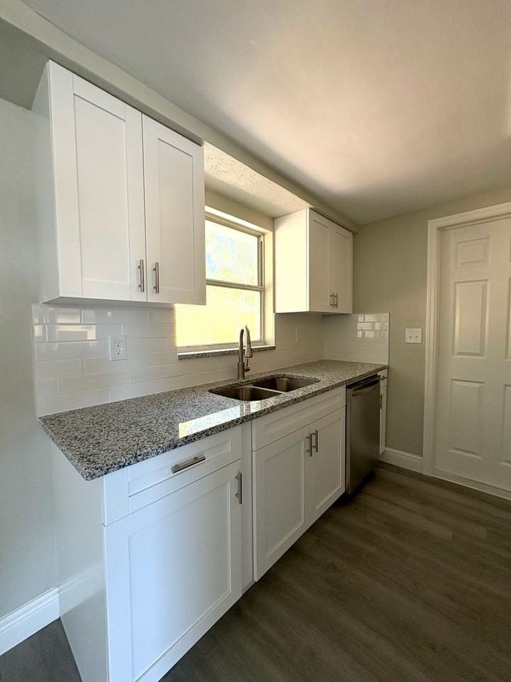 7329 Seashore Dr - Photo 7 of 14