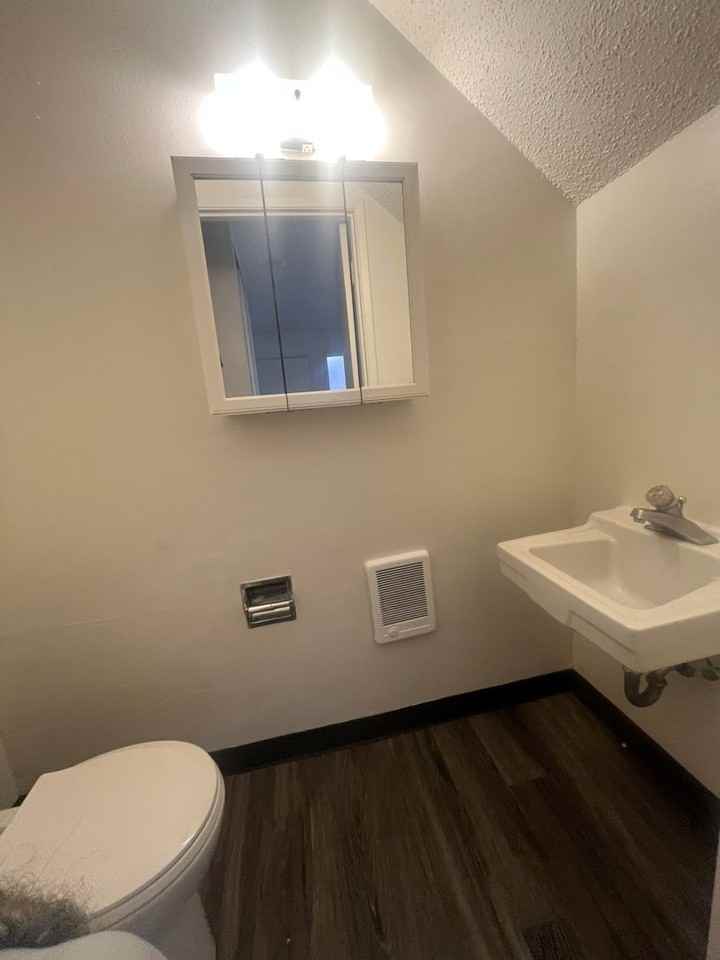 King Manor in Milwaukie - Photo 5 of 6