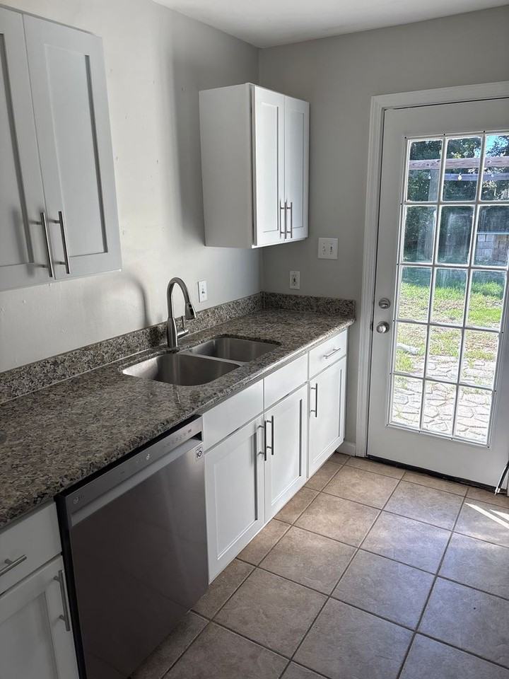 155 Beachview Ave - Photo 4 of 11