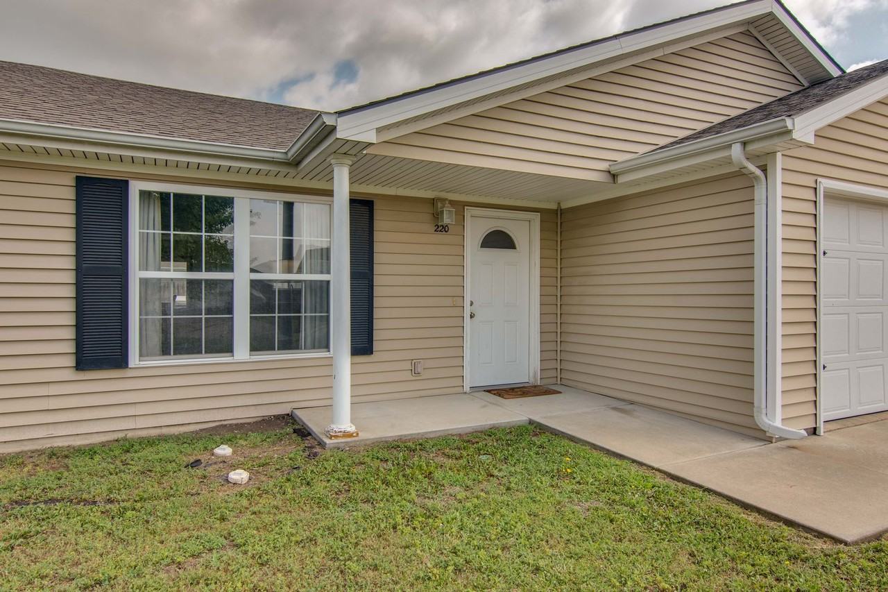 220 Northfield Rd - Photo 2 of 20