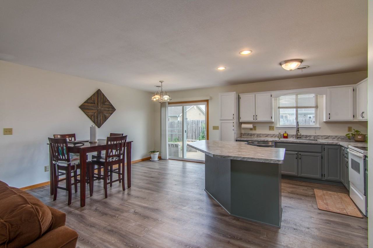 220 Northfield Rd - Photo 3 of 20