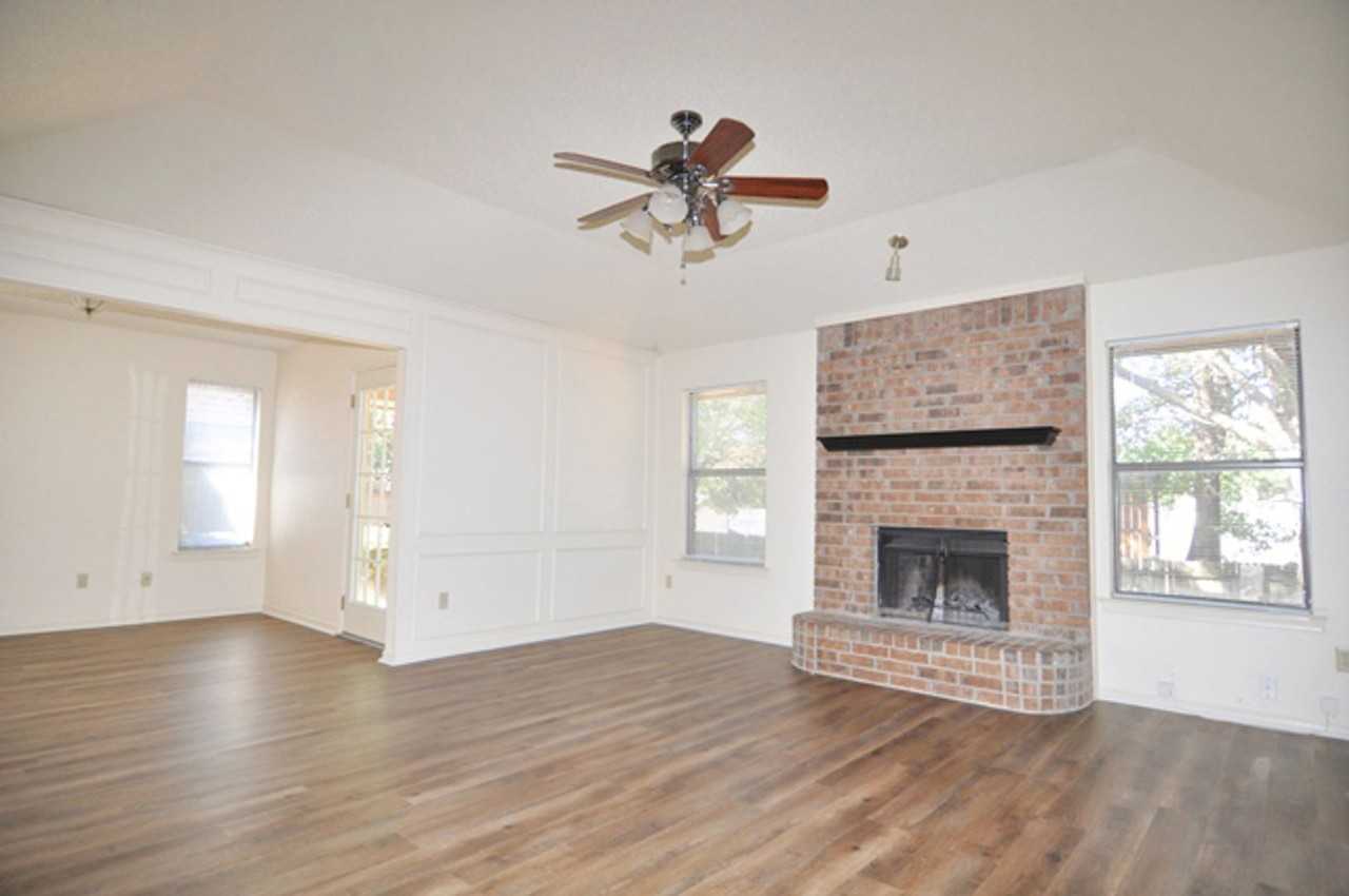 2601 Bayberry Ln - Photo 4 of 18