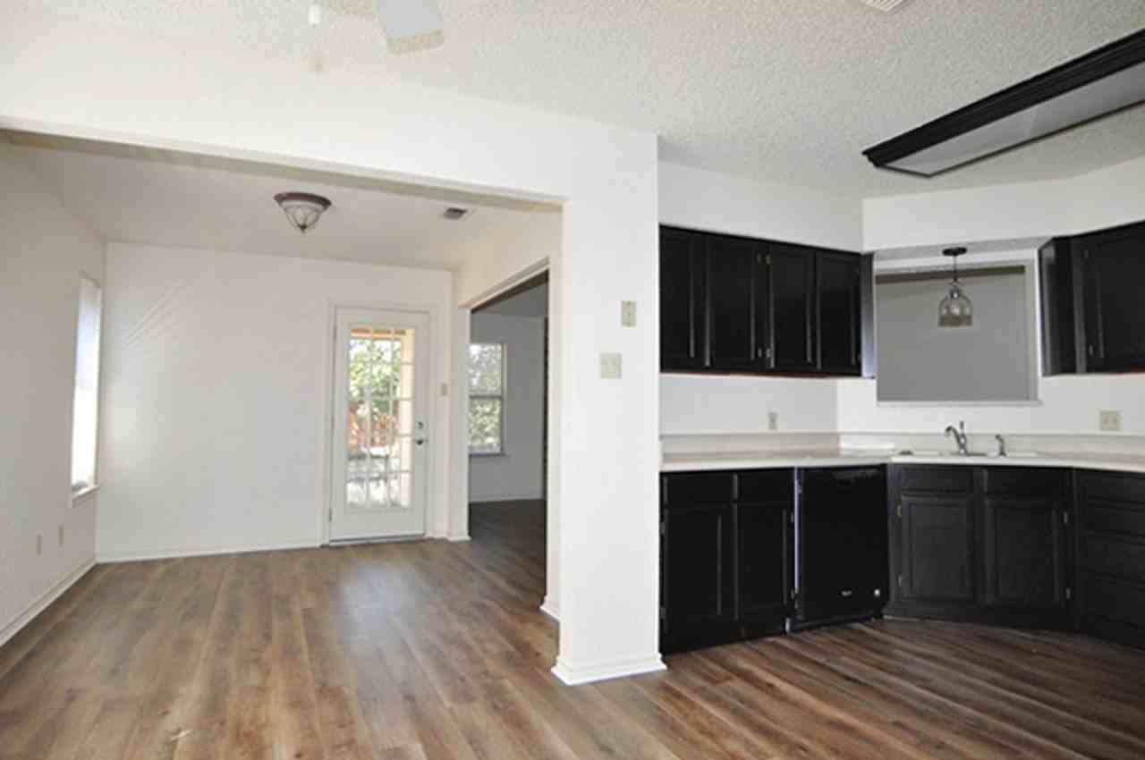 2601 Bayberry Ln - Photo 3 of 18