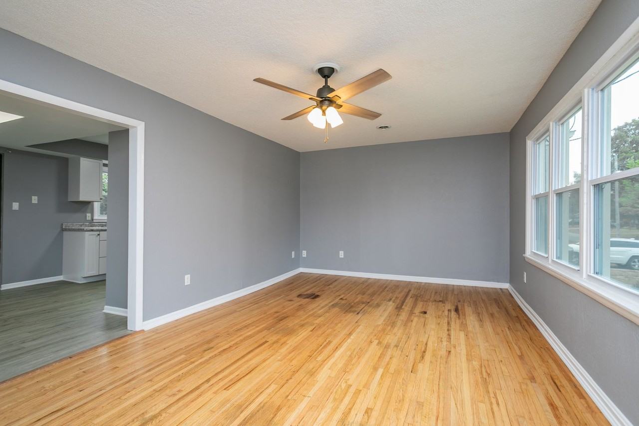 208 Brown Ave - Photo 3 of 20