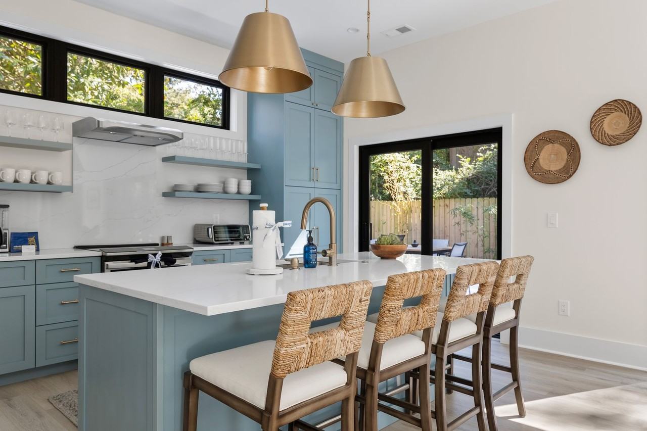 706 York Street - Photo 7 of 50