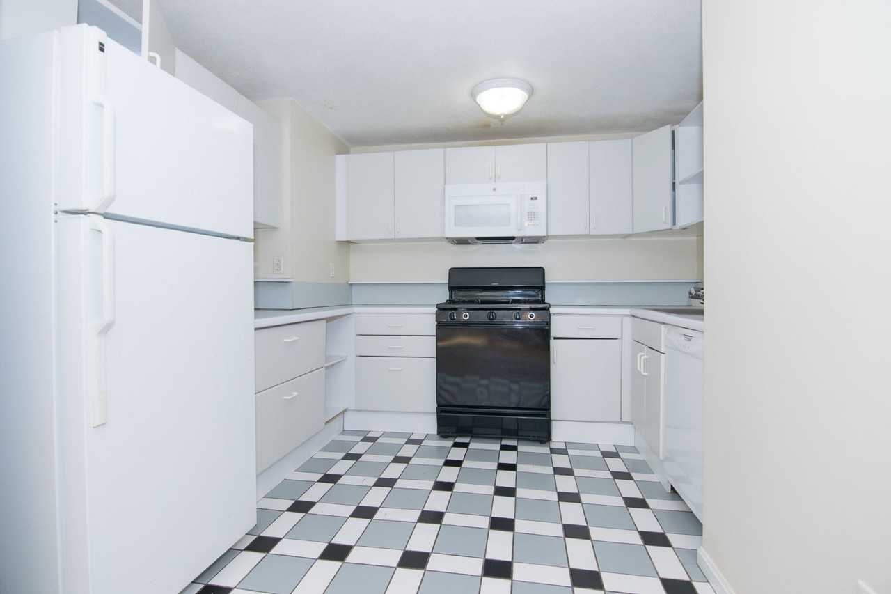 133 Glenville Ave - Photo 2 of 14