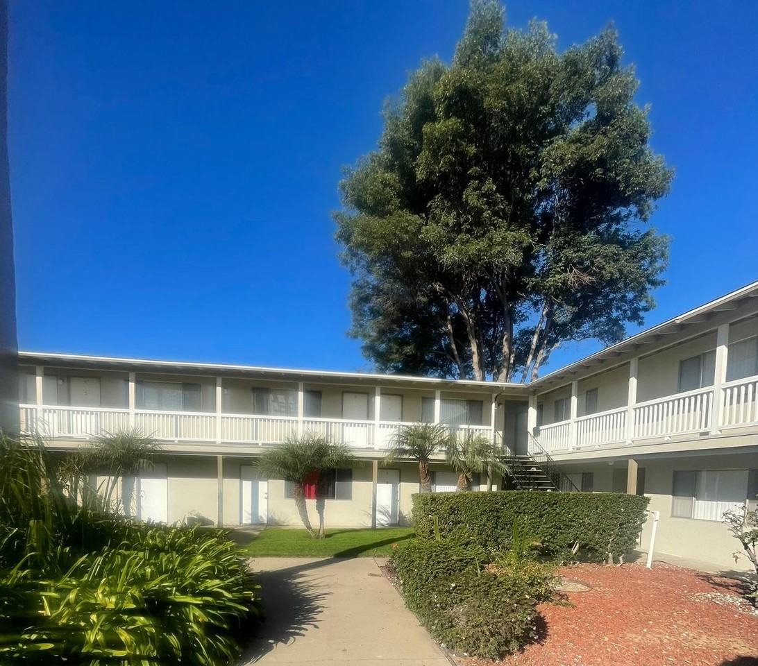 1026 S Russell Ave #F - Photo 2 of 8