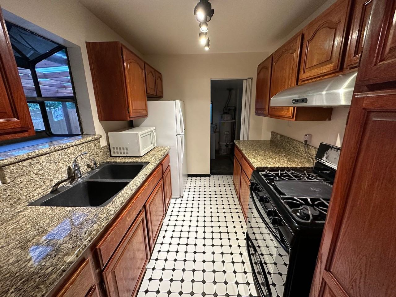 318 11th St - Photo 5 of 13