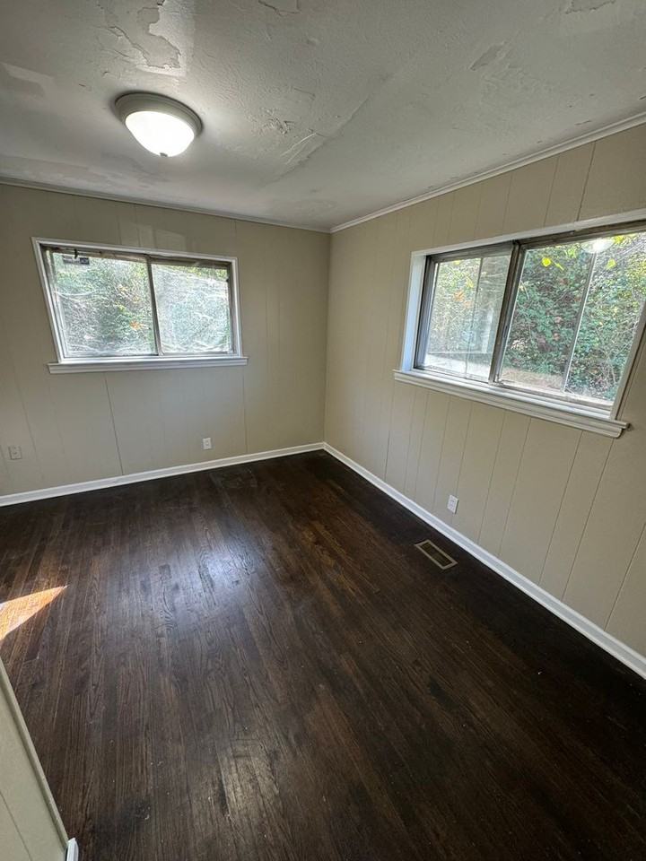 2406 12th Ave - Photo 5 of 11