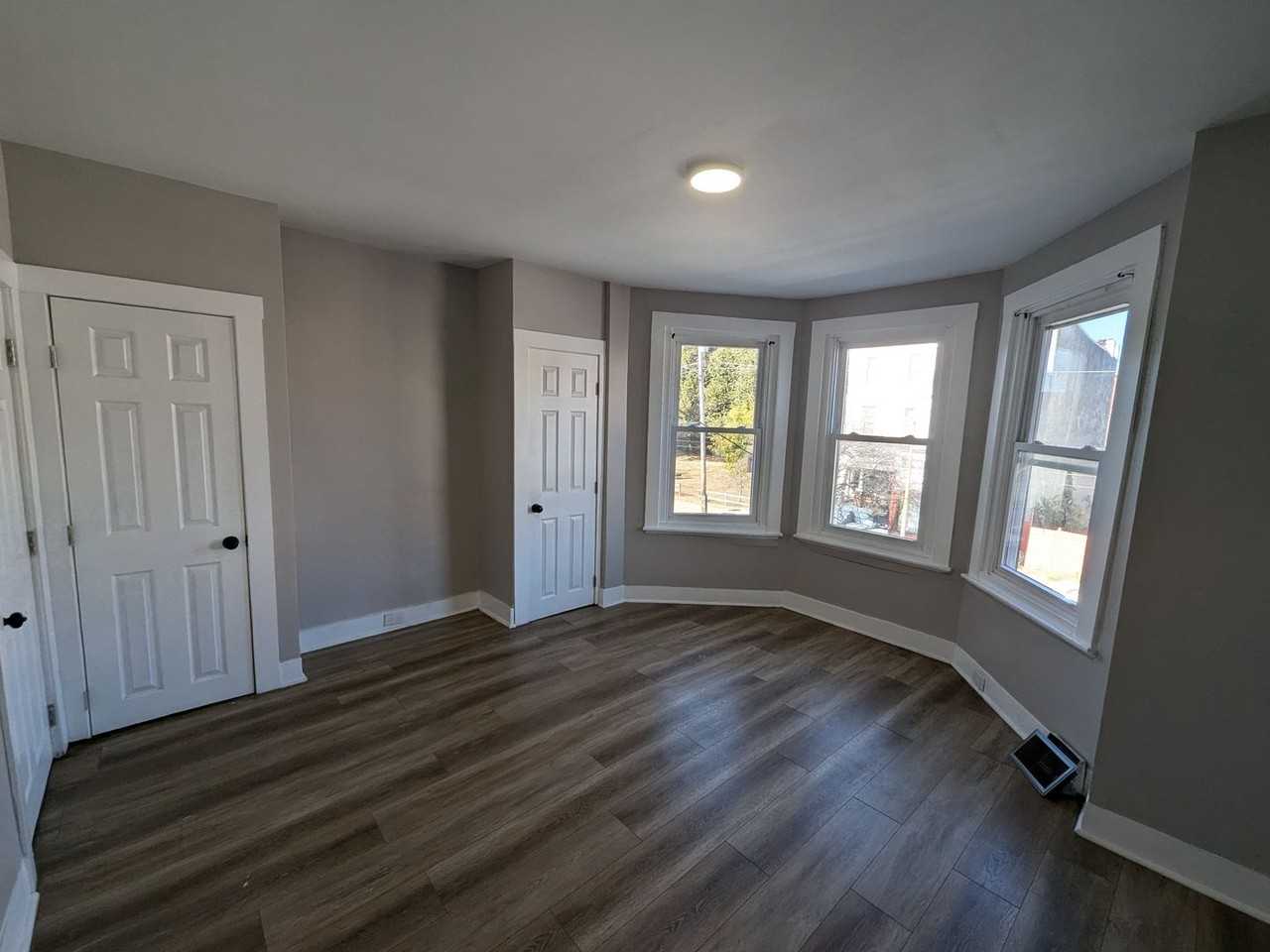 5504 Lansdowne Ave - Photo 3 of 19