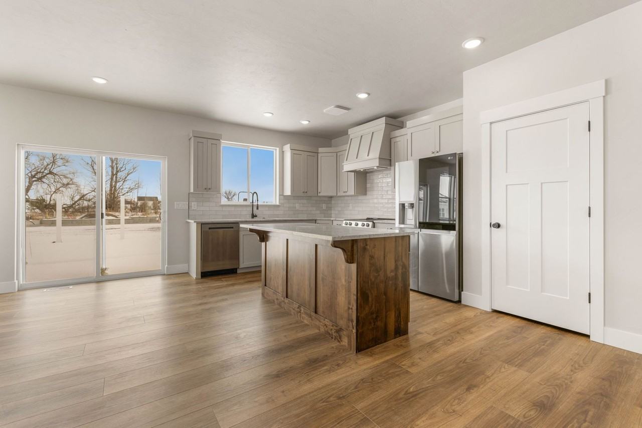 563 S Cutler Ave - Photo 3 of 24