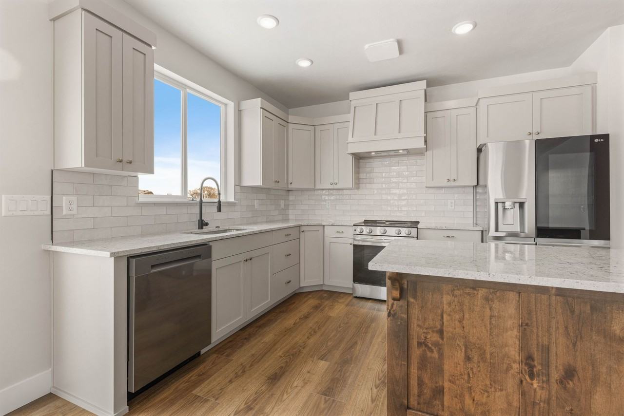 563 S Cutler Ave - Photo 5 of 24