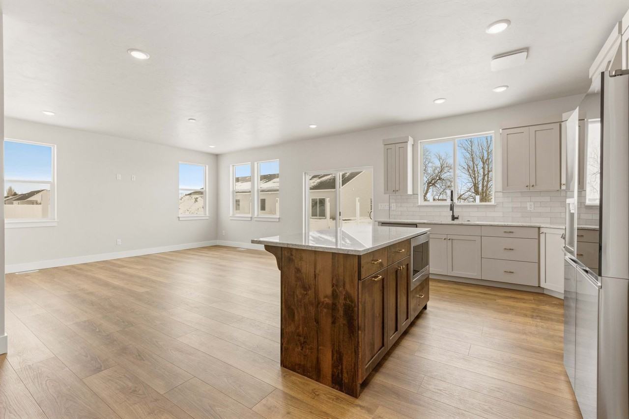 563 S Cutler Ave - Photo 7 of 24