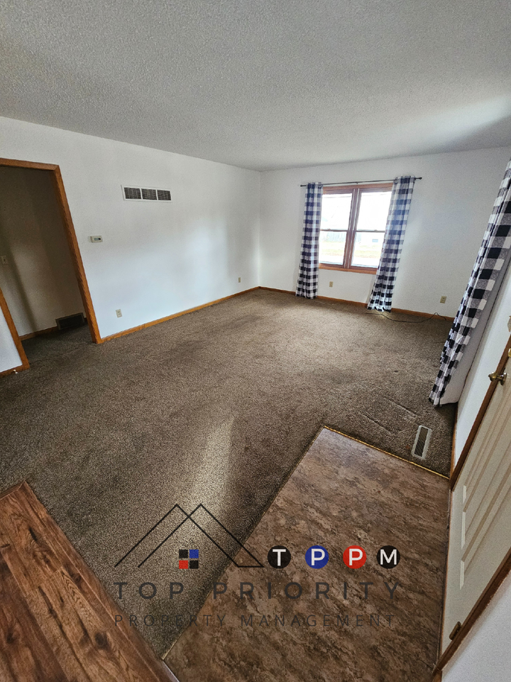 301 Commercial St - Photo 2 of 16