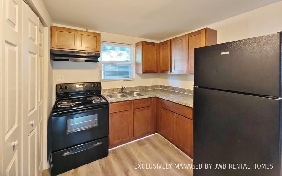 748 Ellis Rd N - Photo 2 of 7