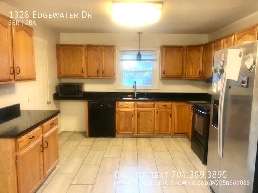 1328 Edgewater Dr - Photo 3 of 21