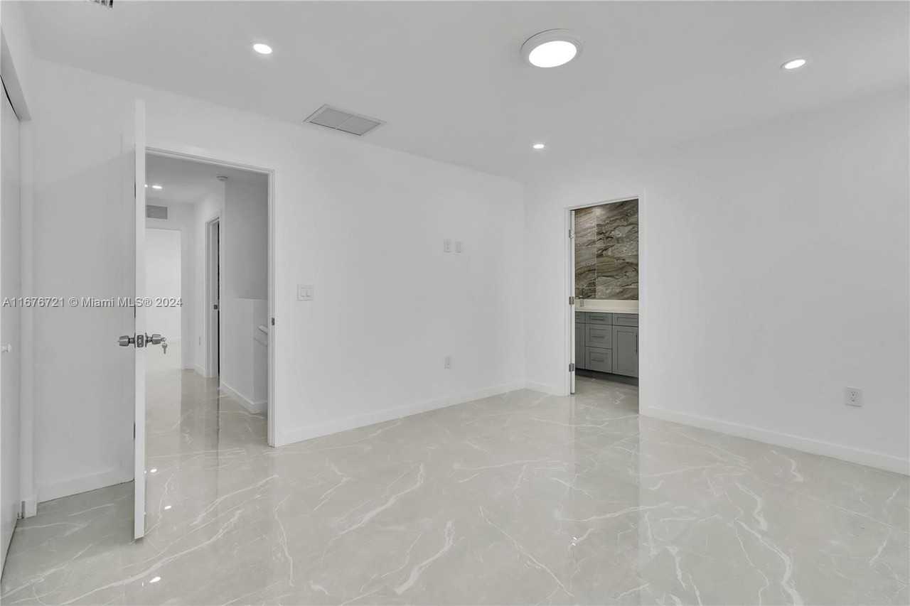 18455 Sw 117th Ave - Photo 3 of 8