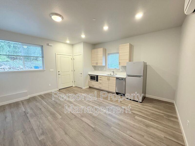 1813 N R Cir #B - Photo 3 of 9
