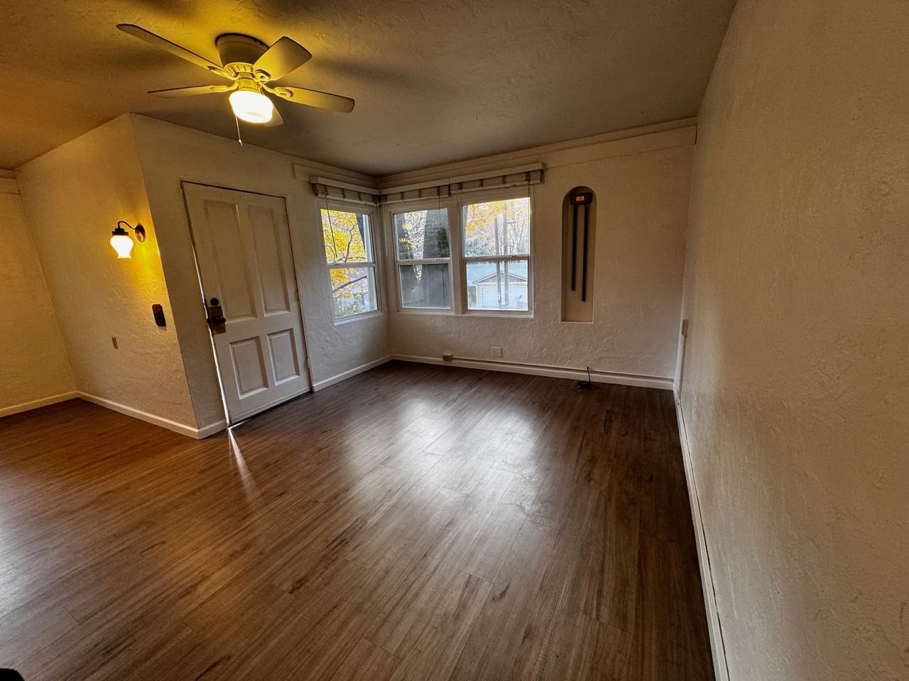 4416 Needham Ave - Photo 3 of 13