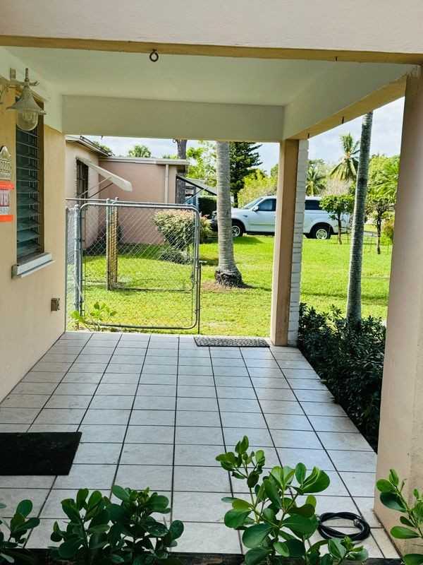 2222 Sw 5th St - Photo 2 of 11