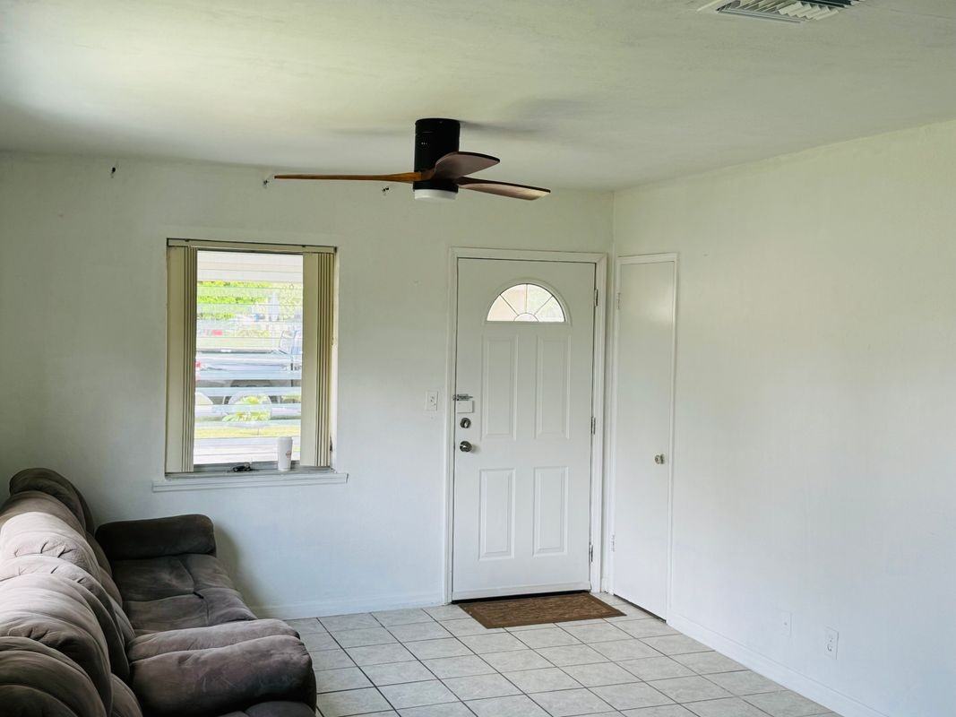 2222 Sw 5th St - Photo 3 of 11