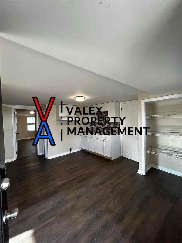 121 Oak St - Photo 2 of 10