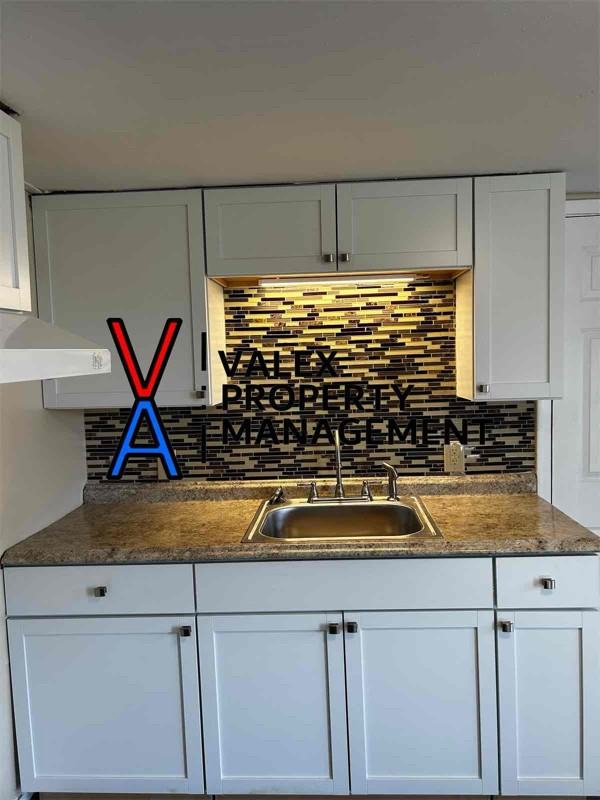 121 Oak St - Photo 3 of 10