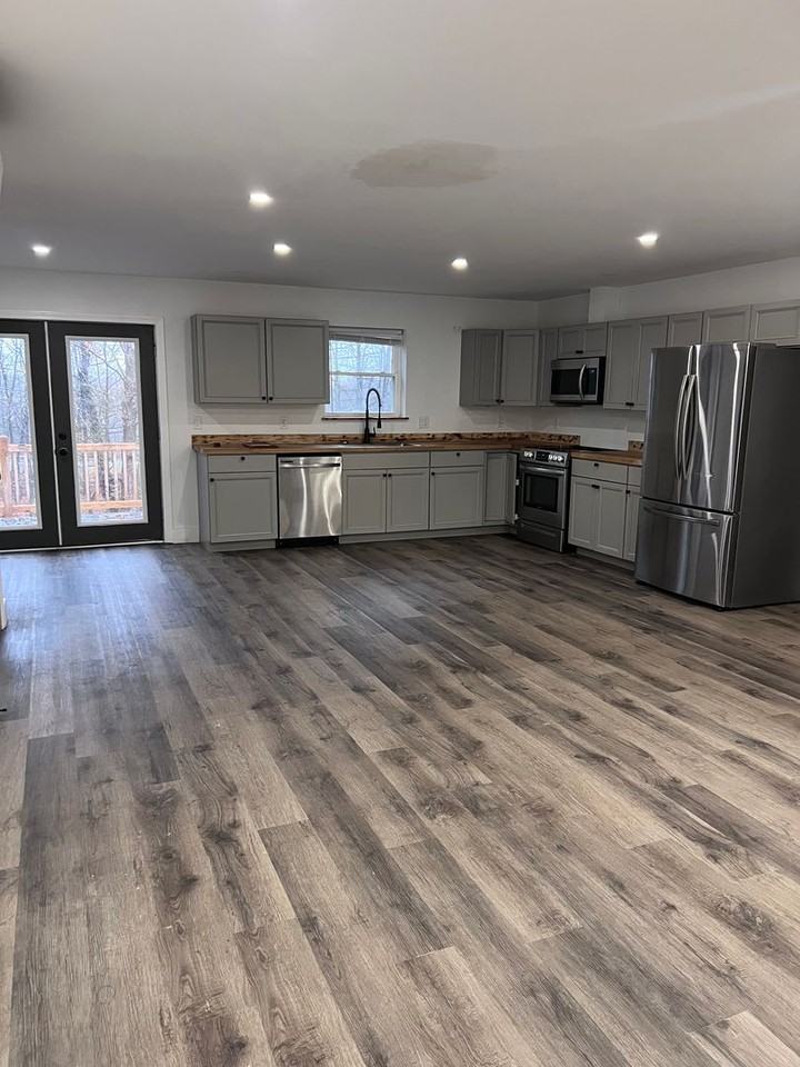 631 Essex St - Photo 2 of 23