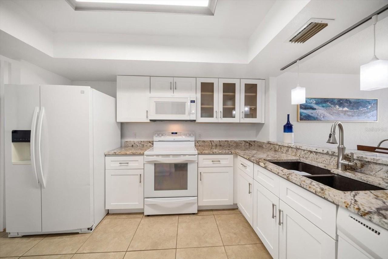 11730 Shipwatch Dr #305 - Photo 4 of 43