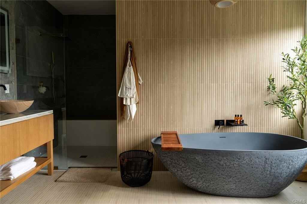 3750 Roberta St - Photo 3 of 8