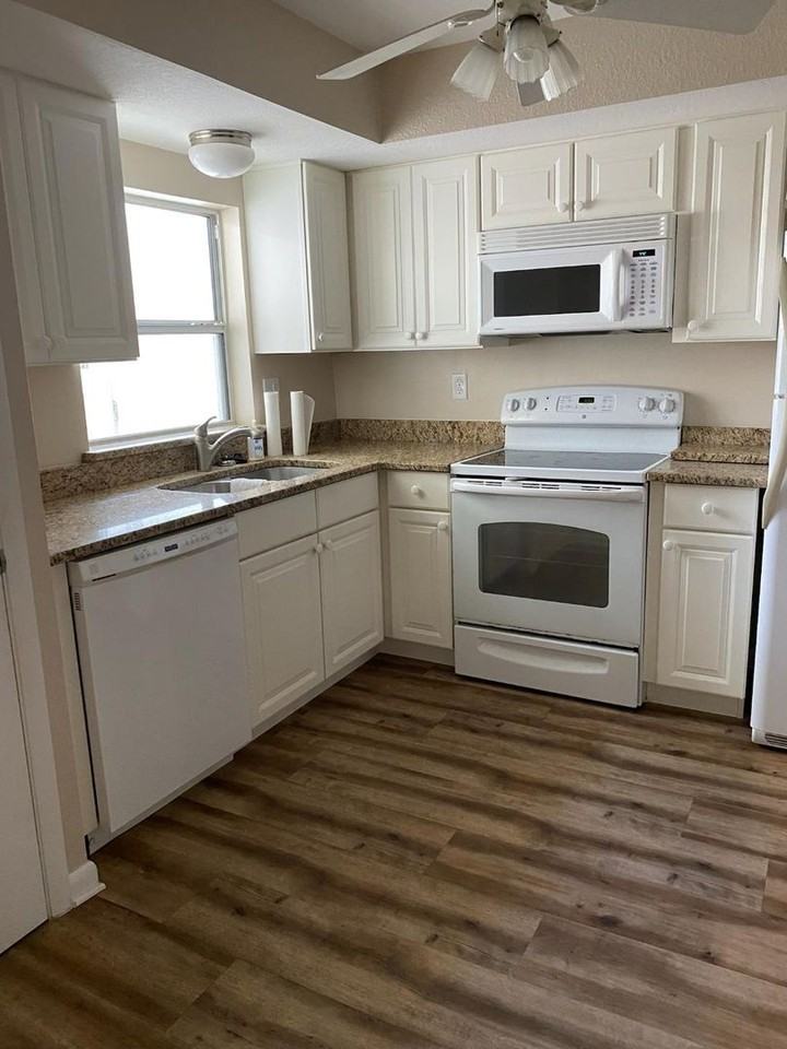 646 Cottage Ln - Photo 3 of 8