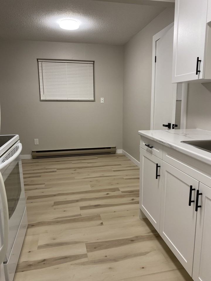 407 Cartier Avenue - Photo 3 of 6