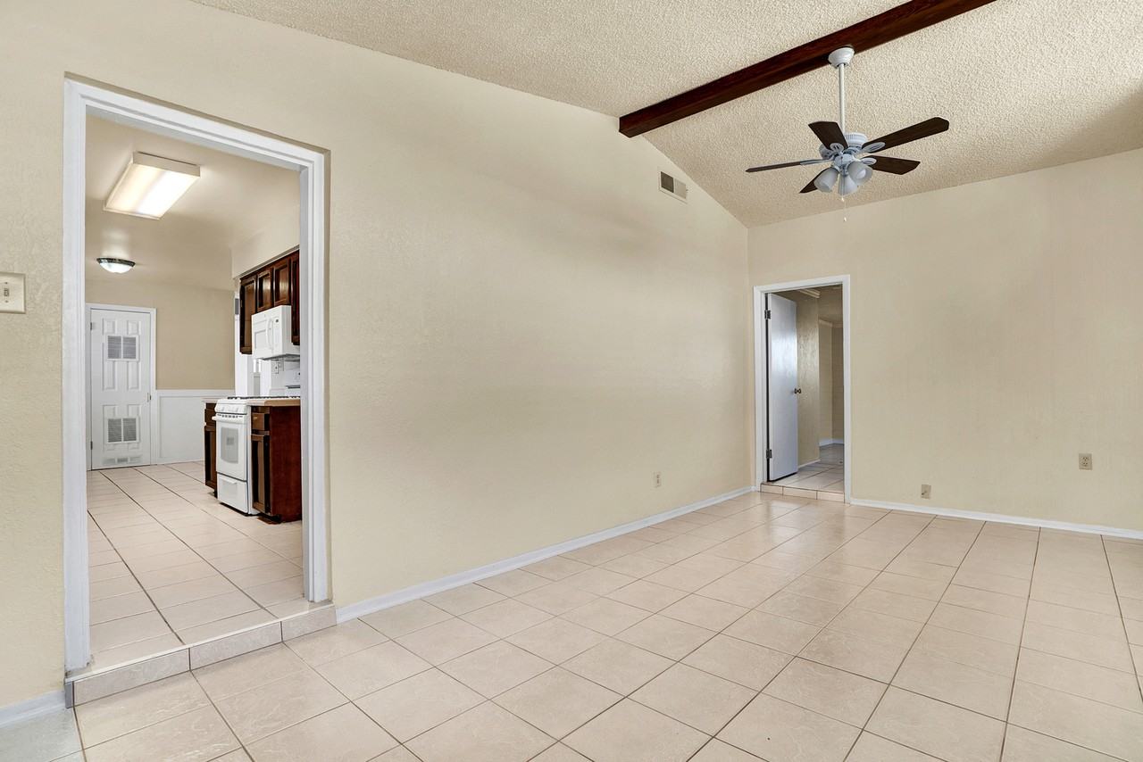 8101 Parkland Dr - Photo 3 of 27