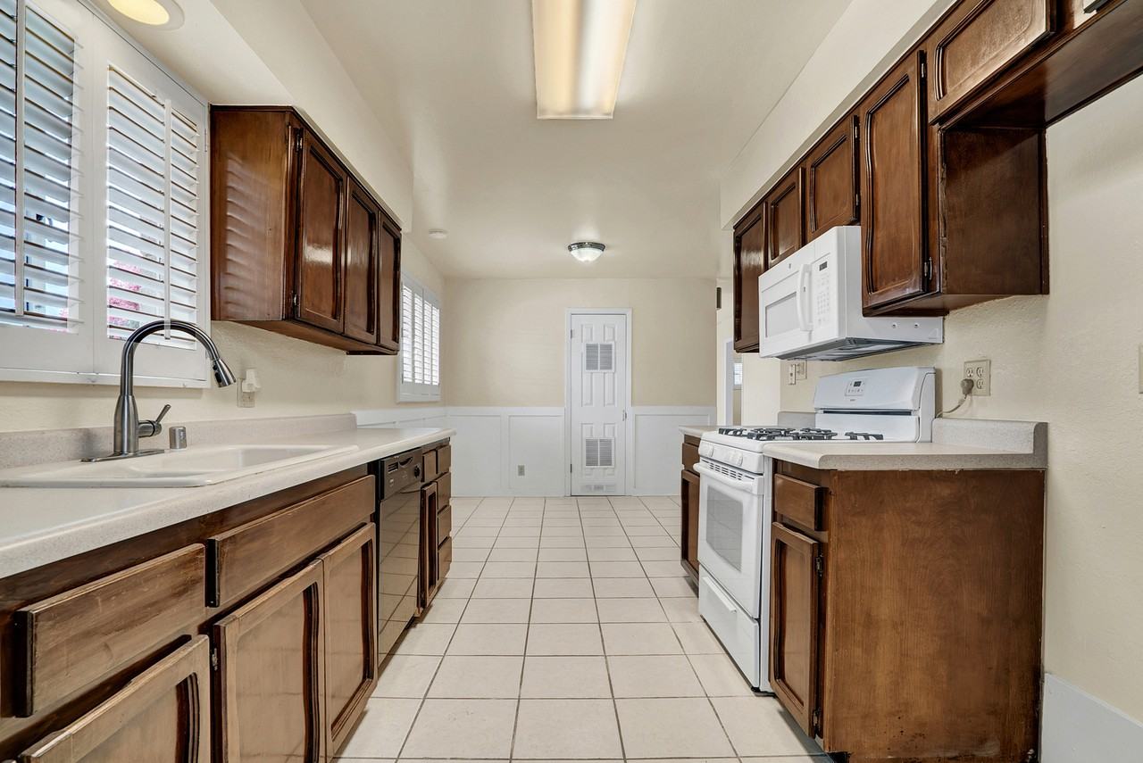 8101 Parkland Dr - Photo 6 of 27