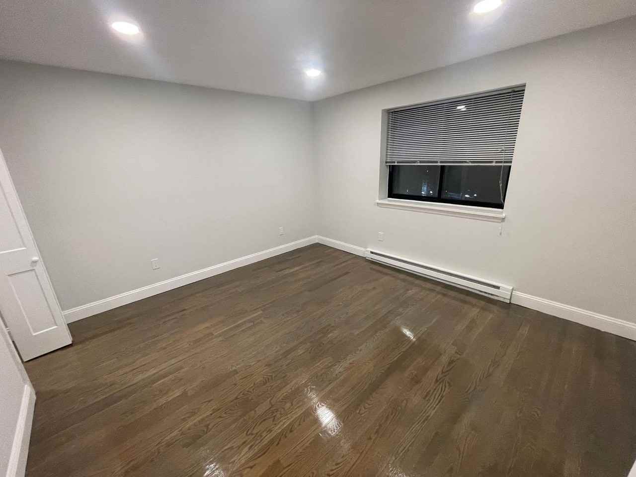 320 Hammond Pond Pkwy - Photo 6 of 13