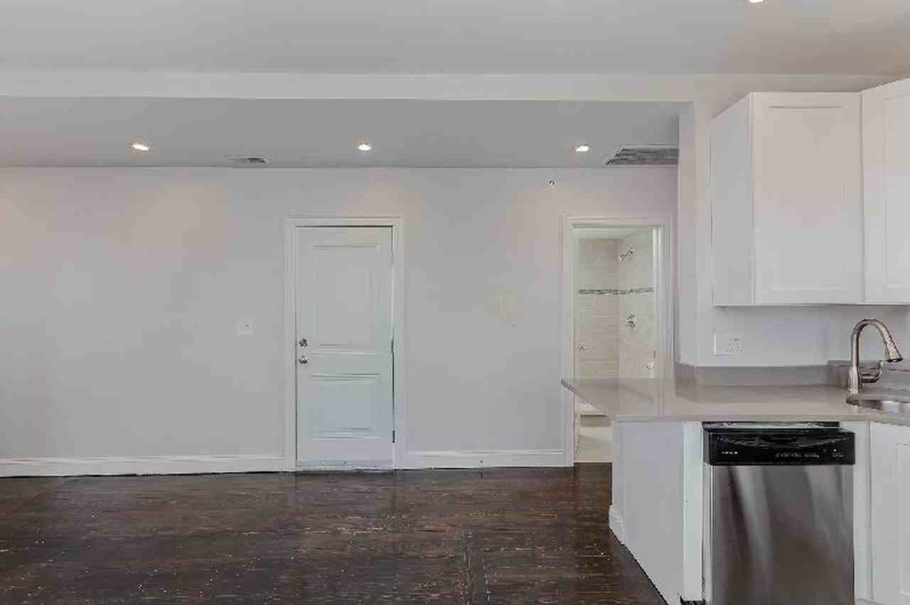 985 Tremont St - Photo 2 of 8