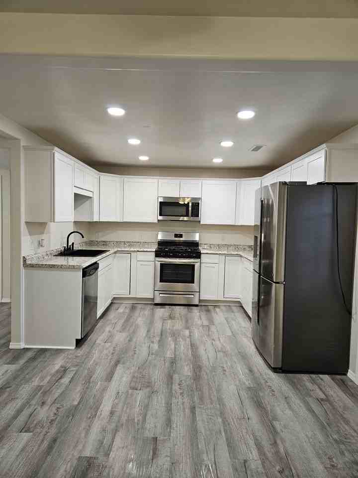 3709 Highland View Dr #NA - Photo 3 of 12