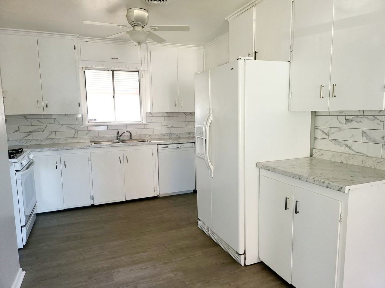 3120 N Hartford Pl - Photo 2 of 7