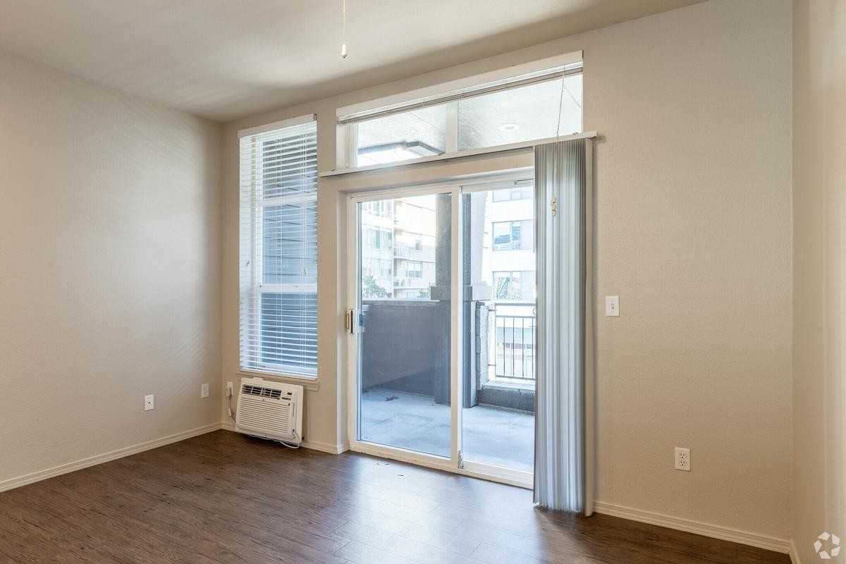 1811 S River Dr - Photo 4 of 19